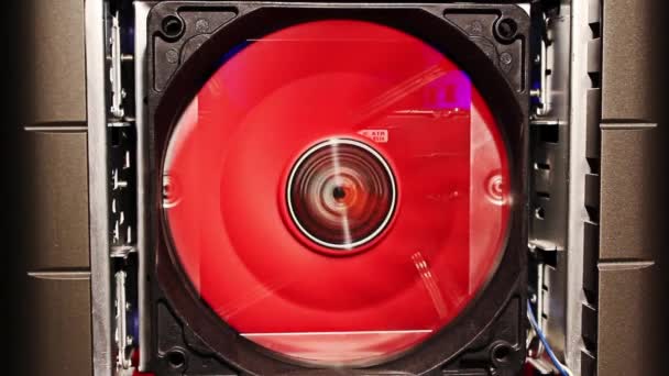 Вентилятор охлаждает жесткие диски — стоковое видео