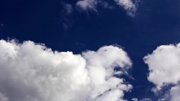 Nubes de lapso de tiempo sobre cielo azul — Vídeos de Stock