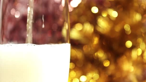 Champagne contre un sapin doré — Video