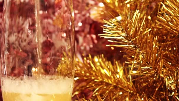 Champagne mot ett guld päls-träd — Stockvideo
