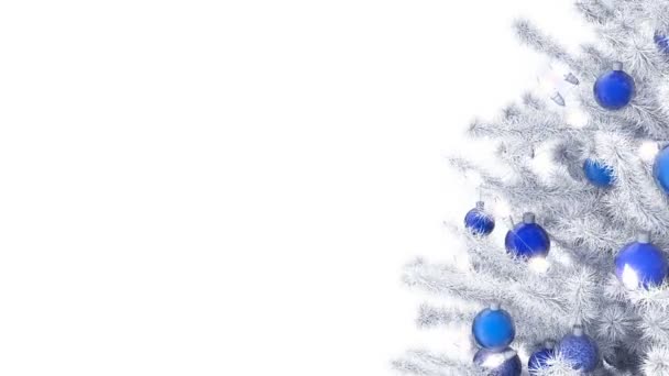 Beyaz Arka Planda Parlak Işık Toplarla Izole Edilmiş Noel Ağacı — Stok video