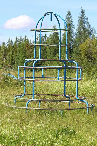 An old rusted climbing structure in a playground — Stock Photo, Image