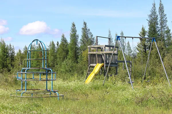 An unmaintained abandoned playground at a campsite — Stock Photo, Image