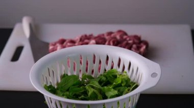 Fesleğen yapraklarını karıştırılmış fesleğen için hazırlayın.