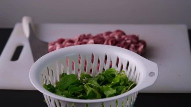 Fesleğen yapraklarını hazırla. Kızarmış Basil Thai yemeği için.