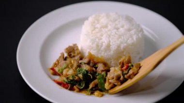 Kutsal fesleğenli, biberli ve Tayland pirinçli kızarmış biftek.