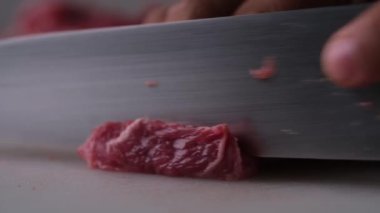 Cut Beef, Kızarmış Basil Thai yemeği için hazırlan..