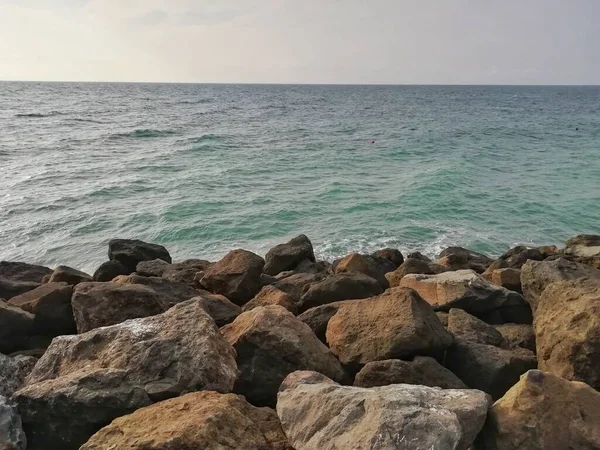 海边的岩石海岸线 — 图库照片