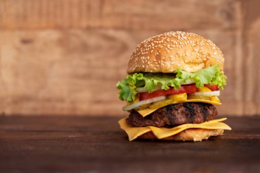 Sulu et pirzolası, bitkiler ve sebzeli hamburger. Deniz aygırı