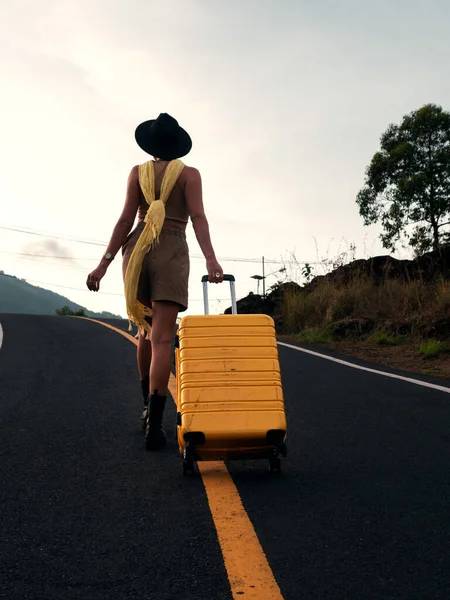 Una Joven Camina Por Camino Con Una Maleta Amarilla — Foto de Stock