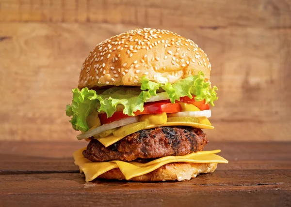 Burger Soczystym Kotletem Mięsnym Ziołami Warzywami Drewnianym Tle Stylu Rustykalnym — Zdjęcie stockowe