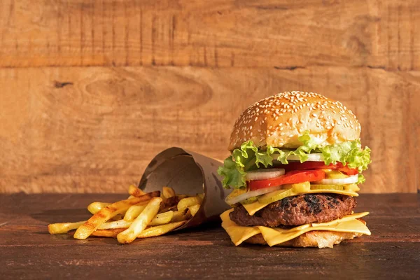 Burger Frytkami Kubek Piwa Imbirowego Drewnianym Tle Stylu Rustykalnym — Zdjęcie stockowe