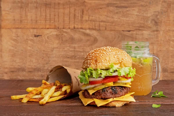 Burger Frytkami Kubek Piwa Imbirowego Styl Morza — Zdjęcie stockowe