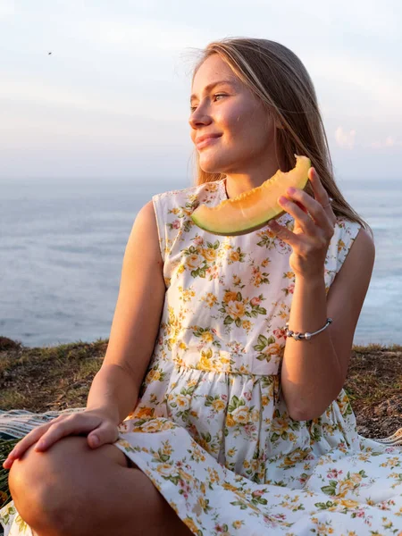 Mujer Joven Descansando Junto Mar Picnic Comiendo Melón —  Fotos de Stock