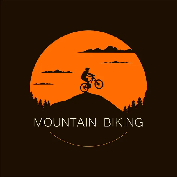 圆形山地自行车标志设计与极端的骑自行车者在山顶上。Mtb, freeride, downhill, enduro badge.病媒模板. — 图库矢量图片