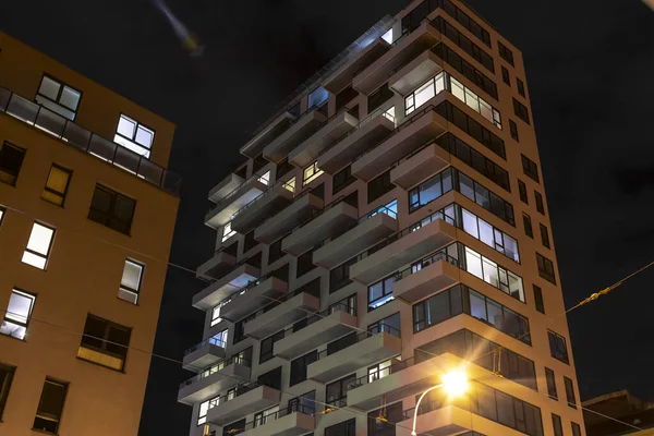 Widok na dolny nowoczesny wysoki dom mieszkalny w nocy. Luksusowe apartamenty na zewnątrz w nocy. Pożyczka mieszkaniowa. — Zdjęcie stockowe