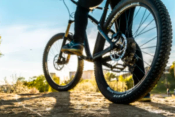 关闭后视镜骑自行车的人 自行车在路上 日落时踩单车踏板 — 图库照片