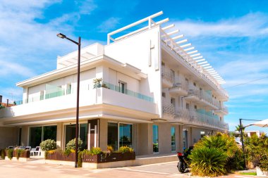 Güneşli bir günde balkonları olan güzel, modern, minimalist bir otel. Modern apartman dairesi dış tarafı..