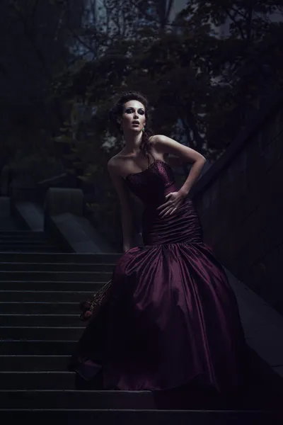 Mooie vrouw in violet jurk — Stockfoto