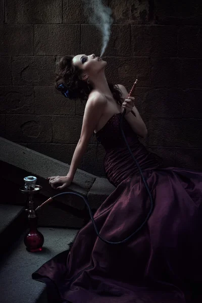 Όμορφη γυναίκα σε βιολετί φόρεμα — Φωτογραφία Αρχείου