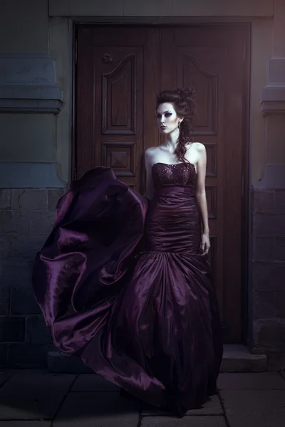 Mooie vrouw in violet jurk — Stockfoto