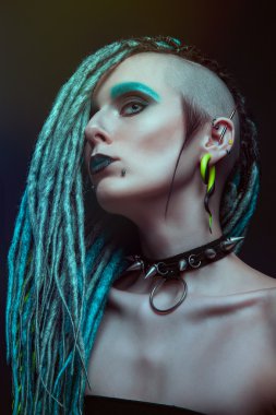 dreadlocks ile genç kadın