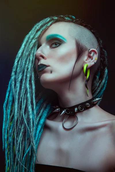 Jovem mulher com dreadlocks — Fotografia de Stock