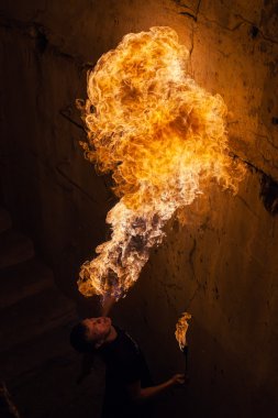 genç adam onun ağzından ateş üfleme