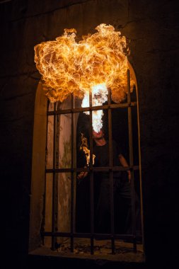 genç adam onun ağzından ateş üfleme