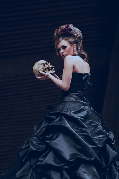 Μυστηριώδη γυναίκα στο μαύρο φόρεμα — Φωτογραφία Αρχείου