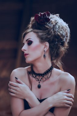 siyah elbiseli gizemli kadın
