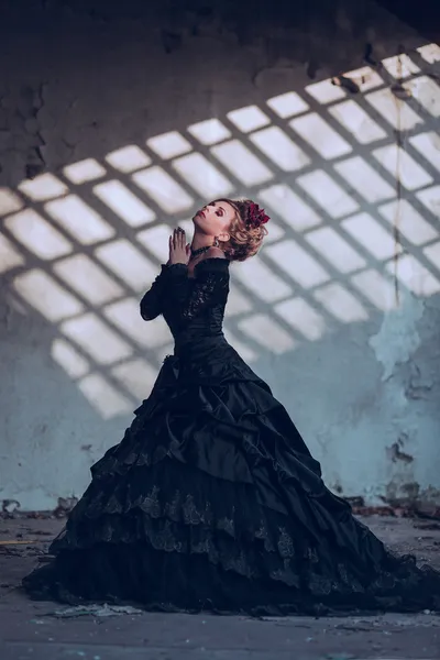 Geheimnisvolle Frau im schwarzen Kleid — Stockfoto