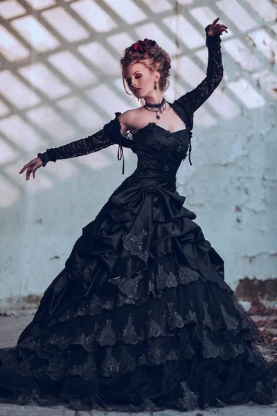 Femme mystérieuse en robe noire — Photo
