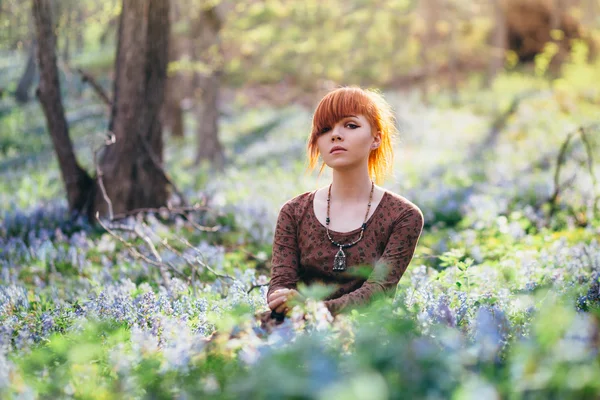 Beautiful young woman in the forest — Stock Photo, Image
