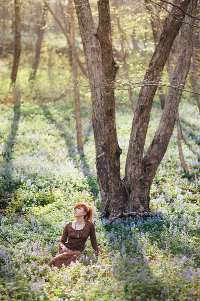 Beautiful young woman in the forest — Stock Photo, Image