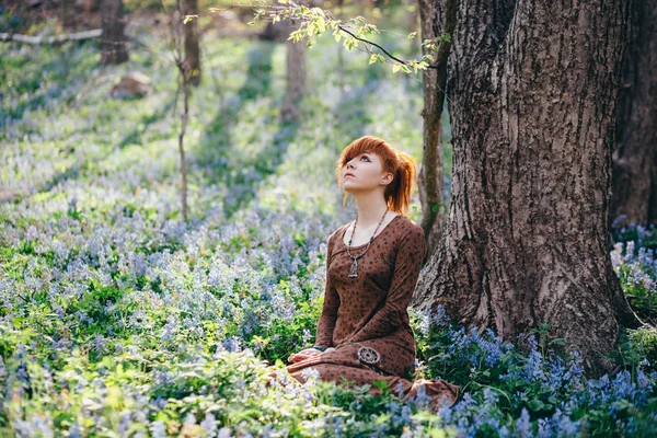 Krásná mladá žena v lese — Stock fotografie