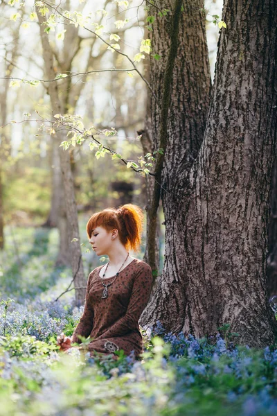 Belle jeune femme dans la forêt — Photo