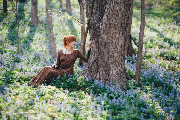 Красива молода жінка в лісі — стокове фото