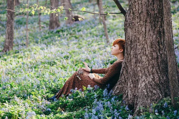 Beautiful young woman in the forest — Stock Photo, Image