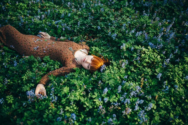 Beautiful young woman in the forest — Stock Photo, Image