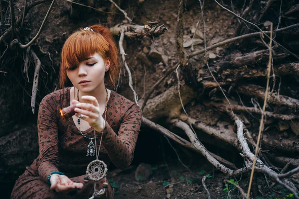 Schöne junge Frau im Wald — Stockfoto