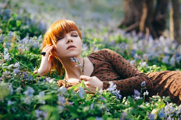 Beautiful young woman in the forest — Stock Photo, Image