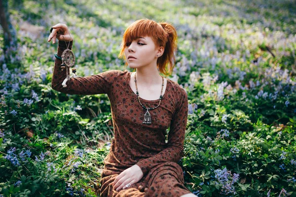 Hermosa joven en el bosque — Foto de Stock