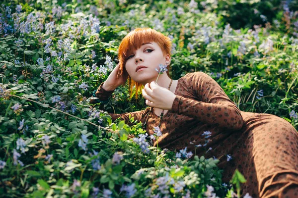 Hermosa joven en el bosque — Foto de Stock