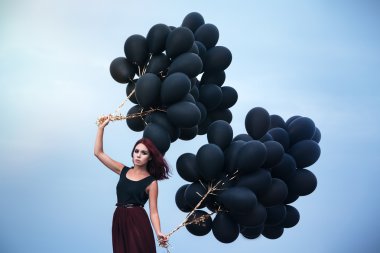 güzel kız siyah balonlarla yürüyüş