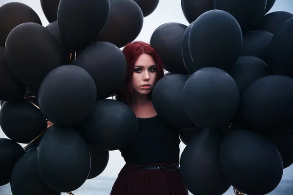 Krásná dívka s černým balónky — Stock fotografie