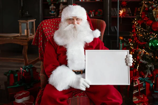 Weihnachtsmann mit weißem Rahmen in der Hand — Stockfoto