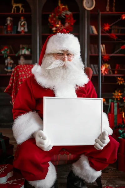 Weihnachtsmann mit weißem Rahmen in der Hand — Stockfoto