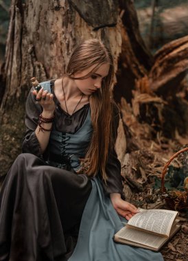 Karanlık bir ormanda gizemli bir cadı yürüyor.