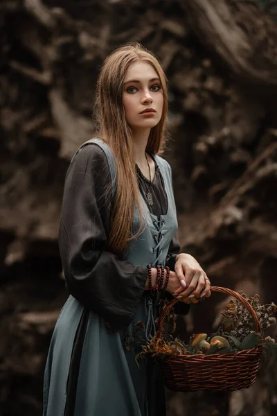 一个神秘的女巫走在黑暗的森林里 — 图库照片